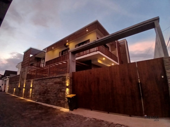 Luxury 4-Bedroom Ready-to-Move-In House for Sale in West Denpasar, Bali Location / Distances: 10 minutes to Level 21 Mall 5 minutes to State Senior High School 4 Denpasar 3 minutes to GMS Denpasar 8 minutes to Balimed Hospital Property Details: Land title: SHM (Freehold) Building permit: IMB Complete Year built: 2021 Land size: 251 m² Building size: 353 m² 2 floors 4 bedrooms (3 + 1) 4 bathrooms (3 + 1) Living room Kitchen Electricity: 10,000 watts Water source: Deep well South-facing Carport: 2 cars Paved road access, car-friendly Semi-furnished: Wardrobes Sink Sanitary fixtures Kitchen set Price & Terms: Sale price: IDR 3.9 Billion (Negotiable) 📞 For inquiries, please contact: Esther