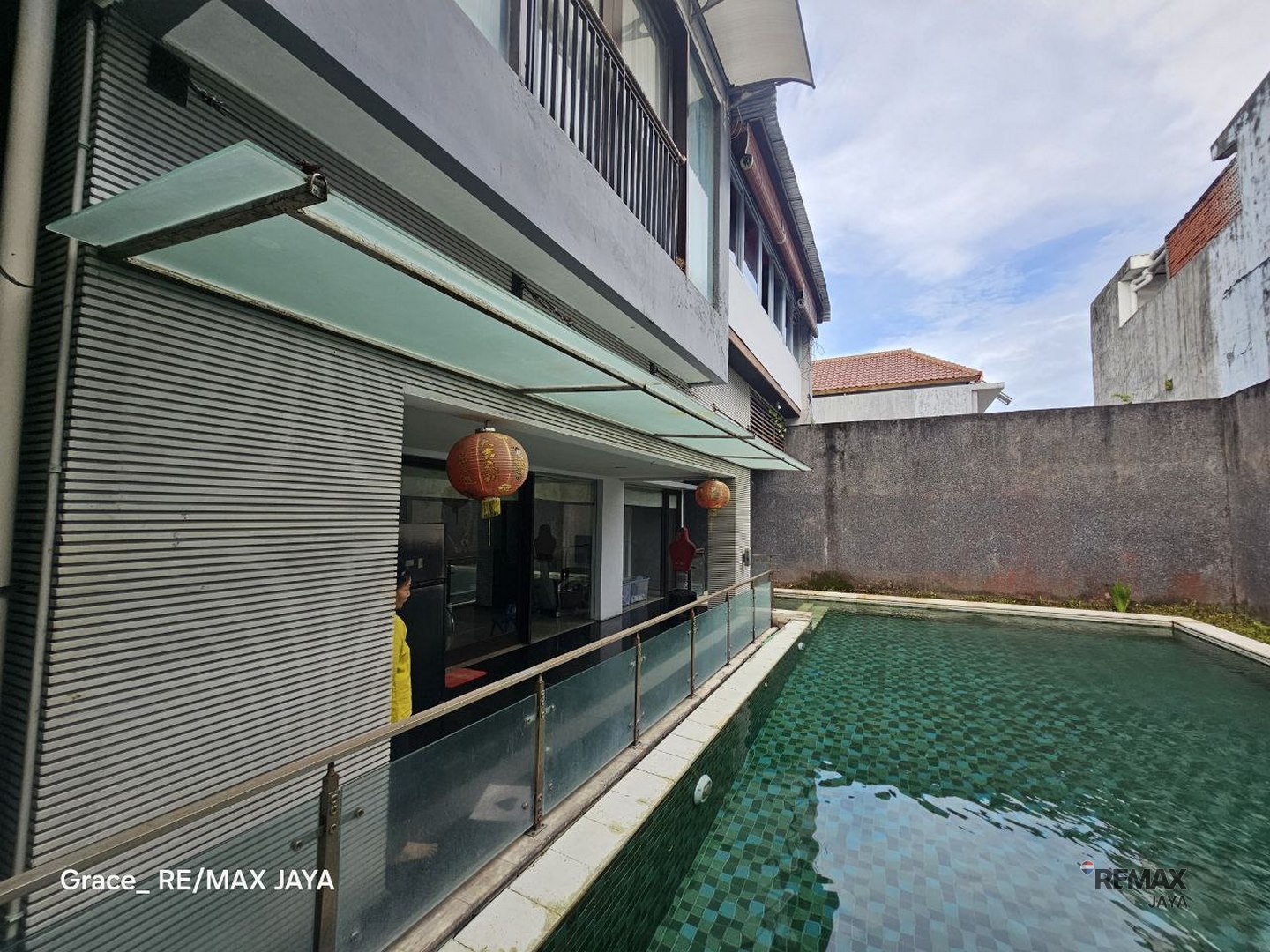 For Sale: Luxury House in Renon – 2 Minutes from Puputan Square 2 minutes to Puputan Square Renon 2 minutes to Taman Janggan Renon 4 minutes to BROS Hospital 4 minutes to Plaza Renon Land Size: 390 sqm Dimensions: 13 x 30 m Building Size: 400 sqm Details: 3 Bedrooms 2 Assistant / Staff Bedrooms 3 Bathrooms Spacious swimming pool Dry kitchen & wet kitchen Carport for 2 cars + motorcycle parking 5,500 watt electricity PDAM water supply Selling Price: IDR 8.5 Billion For further information, please contact: Grace