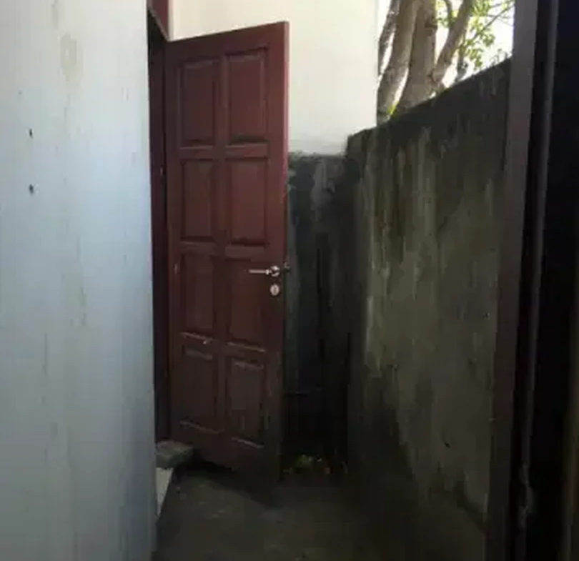 810