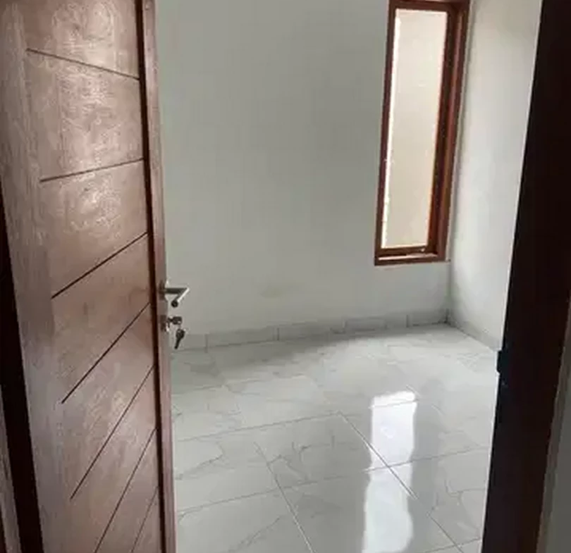 810