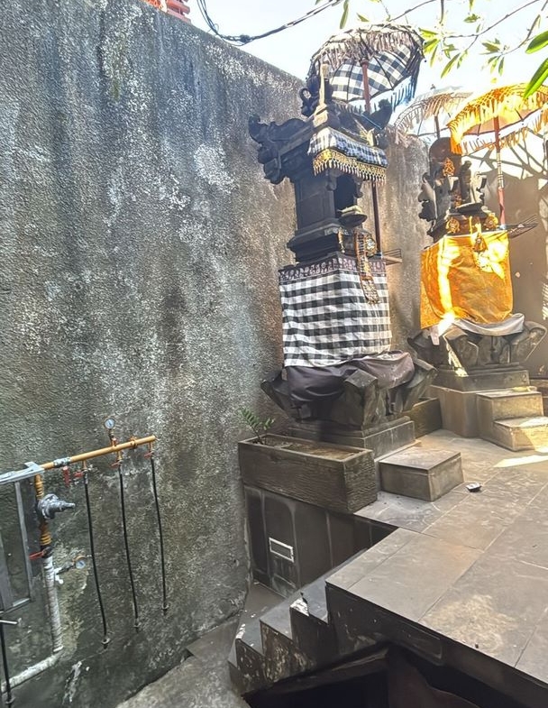 608