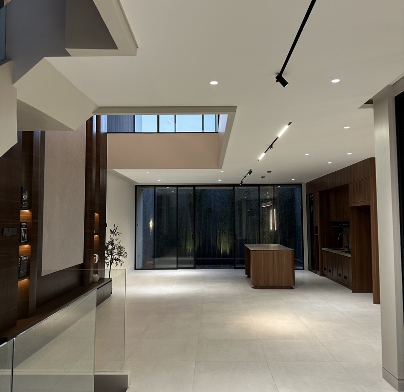 810