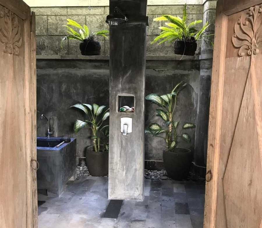900