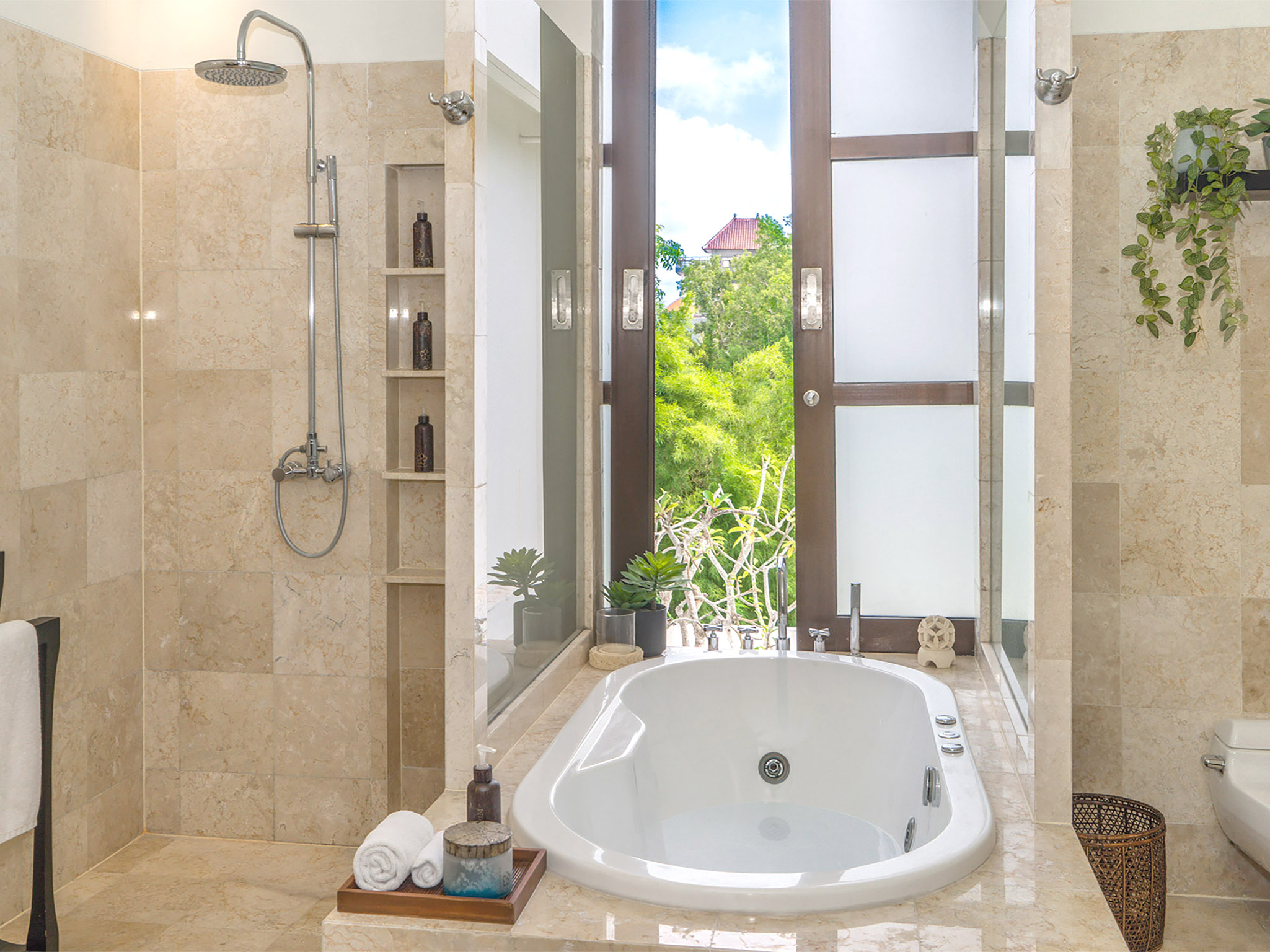 Villa Adenium – Upstairs master suite ensuite bathroom design