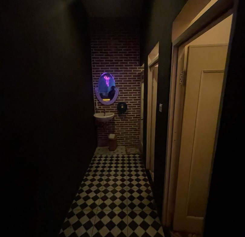 810