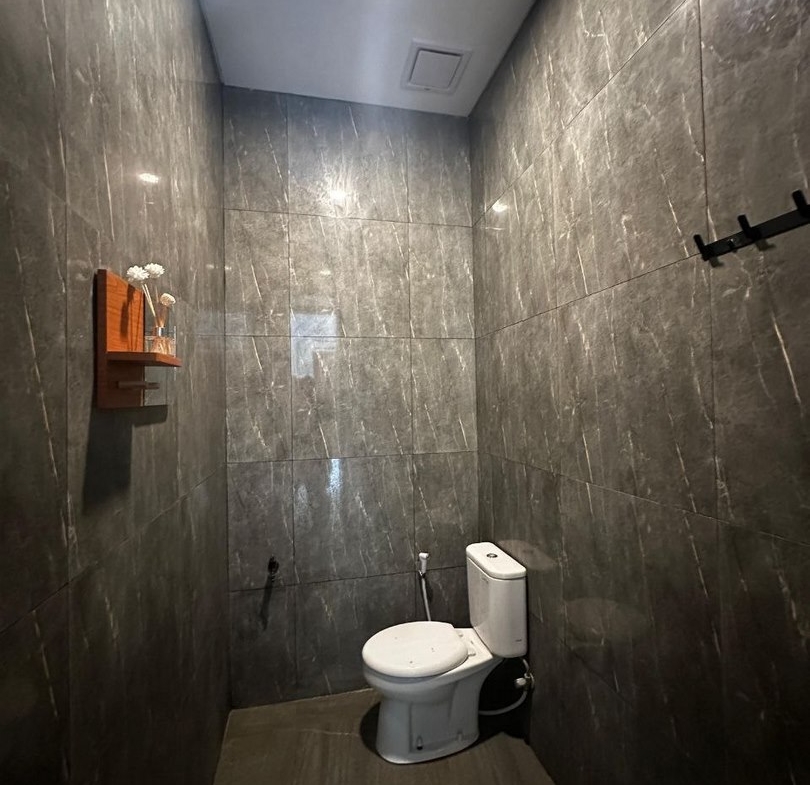 810